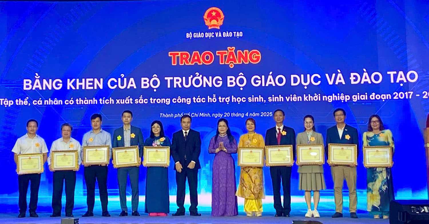 Trường Đại học Hồng Đức và Hiệu trưởng Nhà trường vinh dự nhận Bằng khen tại Ngày hội Khởi nghiệp Quốc gia của Học sinh, Sinh viên lần thứ VII